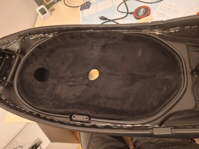 Sitzbank von innen mit Alcantara bezogen